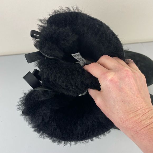 UGG Boots Bailey Bow Sheepskin Size 6 Black - Picture 5 of 12